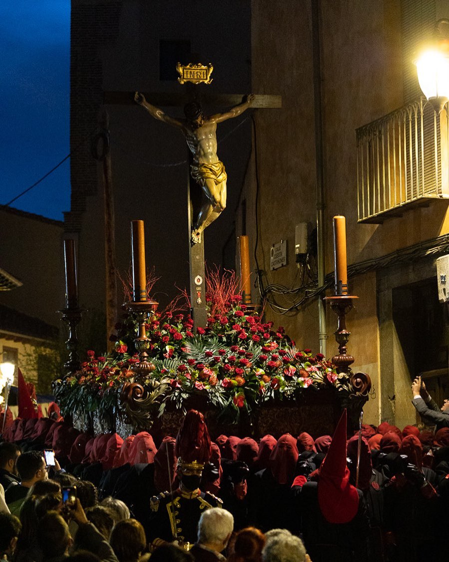 Impresionante foto que nos cede @suprvr_media !!!! El Cristo de la @redencionleon en un punto de su impresionante recorrido por el barrio húmedo. #semanasanta #leonesp #barriohumedo #floressela